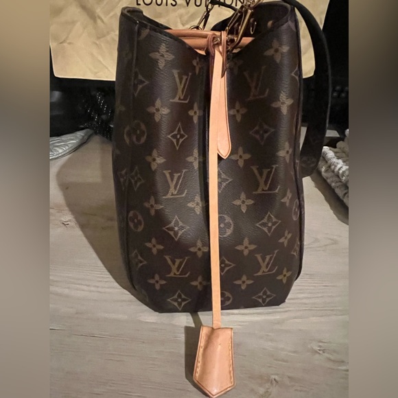 Louis Vuitton Monogram Canvas Montaigne MM Tote - Picture 3 of 14